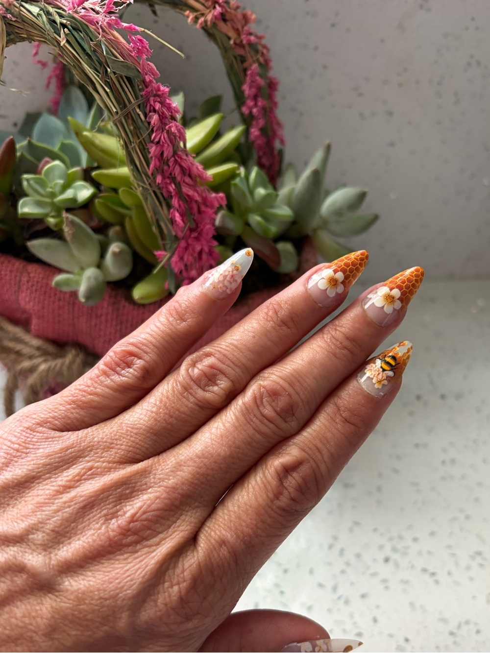 Nails - Yellow & White Floral Set Honey Bee Design - Picture 3 of 6